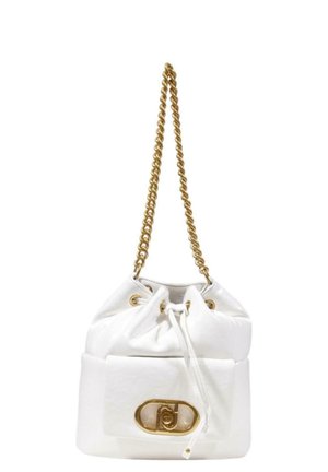 Borsa a secchiello in pelle bianca con tracolla in catena dorata, chiusura con cordoncino e un logo in hardware dorato ben visibile sulla parte anteriore.