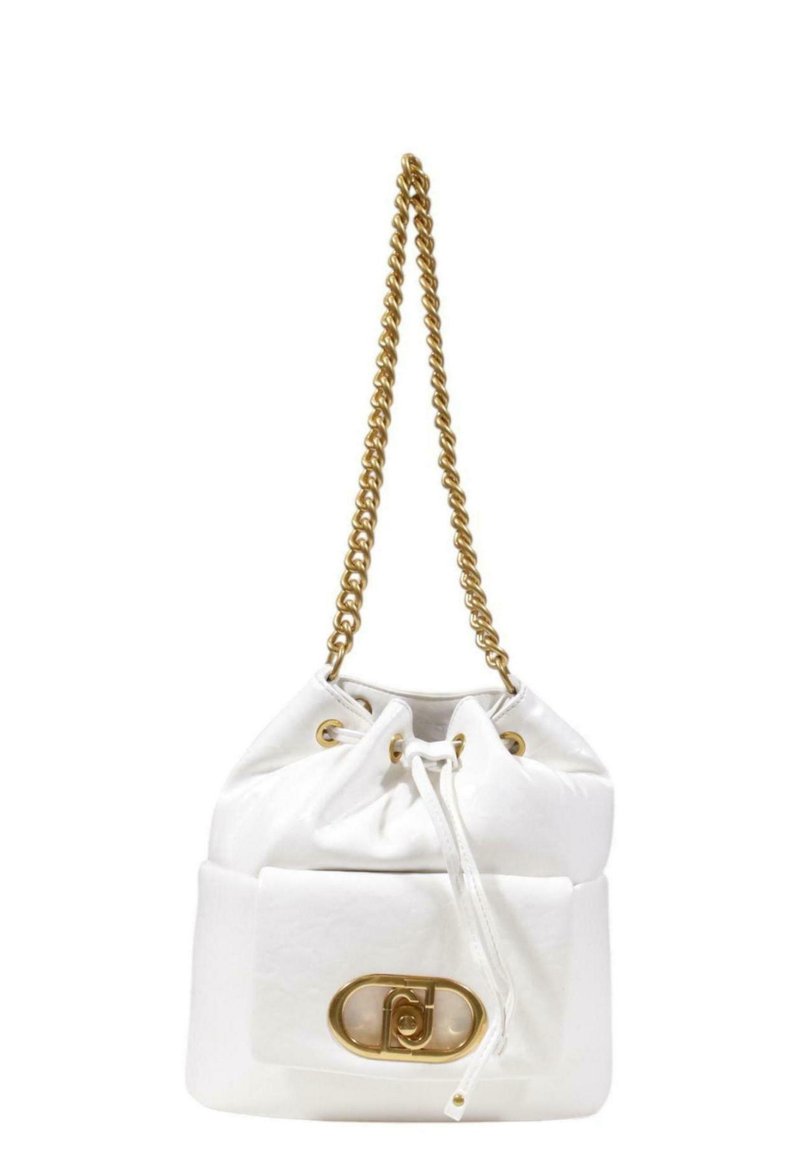 Borsa a secchiello in pelle bianca con tracolla in catena dorata, chiusura con cordoncino e un logo in hardware dorato ben visibile sulla parte anteriore.