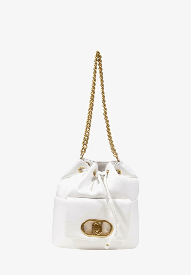 Borsa a secchiello in pelle bianca con tracolla in catena dorata, chiusura con cordoncino e un logo in hardware dorato ben visibile sulla parte anteriore.