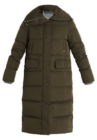 Oliven grøn puffjakke med høj krave, snap knaplukninger, to forlommer og kontrasterende grå inderside ved ærmerne.