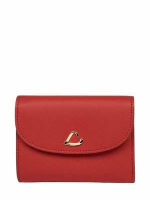 Portefeuille en cuir rouge avec rabat incurvé et petite fermeture en forme de cœur doré centrée sur le devant.