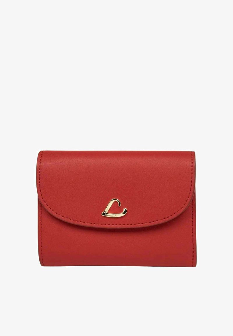 Portefeuille en cuir rouge avec rabat incurvé et petite fermeture en forme de cœur doré centrée sur le devant.