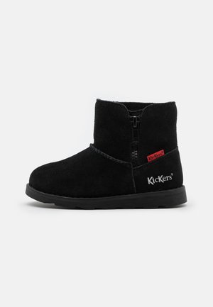 Schwarze Wildleder-Ankle-Boots mit seitlichem Reißverschluss, runder Spitze und strukturiertem Sohlenprofil. Mit rotem Kickers-Logo und dezenten Stichdetails.