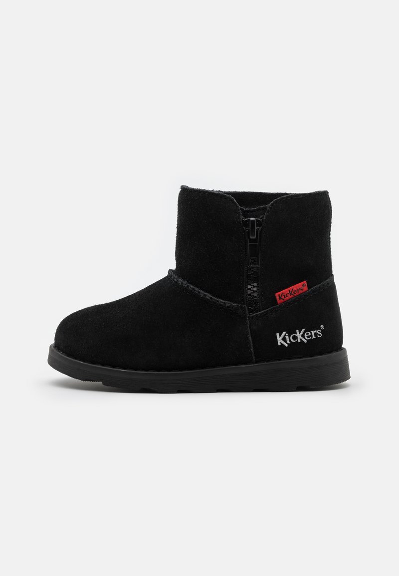 Botte de cheville en suède noir avec fermeture éclair sur le côté, un bout arrondi et une semelle texturée. Présente un logo Kickers rouge et des détails de couture subtils.