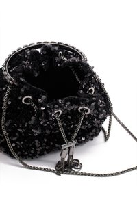 Bolso de mano con lentejuelas negras y cordón, con una cadena de plata y herrajes, que presenta una parte superior rizada y un interior abierto.