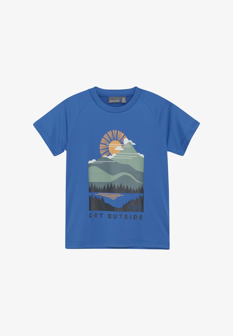 Blaues T-Shirt mit kurzen Ärmeln, das ein grafisches Design von Bergen, Wolken und einer Sonne zeigt, mit dem Text "GEH RAUS" am unteren Rand.