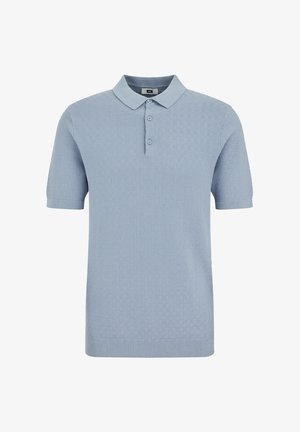 Polo celeste in maglia strutturata, con colletto classico, abbottonatura a tre bottoni e maniche corte con orli a costine.