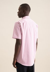 Korte mouwen shirt in een roze en witte ruitpatroon, met een klassieke kraag en recht achterkant ontwerp, gemaakt van lichtgewicht katoen.