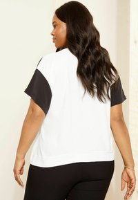 Curves Like These SHORT SLEEVE ROUND NECK  - REGULAR FIT - Bluză - white