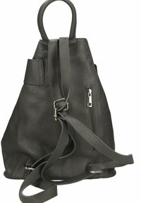 Šedý texturovaný kožený batoh s kulatou rukojetí, nastavitelnými popruhy, bočními kapsami a zapínáním na zip.