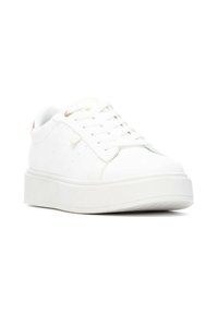 Zapatilla blanca con parte superior de cuero liso, punta redonda, cordones planos y una suela de goma ligeramente elevada. Presenta detalles en dorado en el talón.