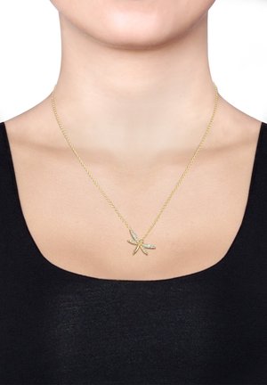Goldene Halskette mit einem Seesterne-Anhänger, verziert mit klaren Edelsteinen, die an einer zarten Kette befestigt ist. Trägt einen neutralen Hintergrund.
