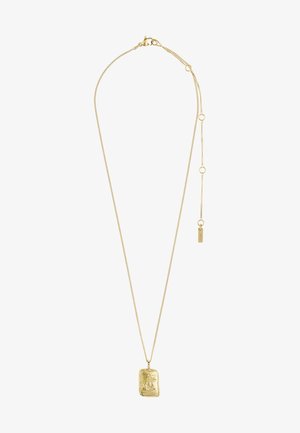 Náhrdelník ve zlatém tónu s jemným řetízkem, který má obdélníkový přívěsek s reliéfním vzorem a malou ozdobnou štítkem.