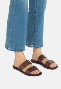 Grendha - BURITI ICONE - Mules - dunkelbraun Thumbnail Image 1