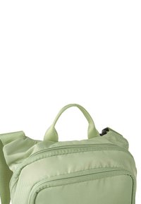 Mochila de color verde claro con una textura suave, que cuenta con un asa superior, correas ajustables y un bolsillo frontal con cremallera.