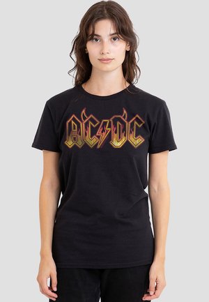 Schwarzes Baumwoll-T-Shirt mit kurzen Ärmeln, das ein kräftiges, stilisiertes AC/DC-Logo in Rot und Gold mit Flammenakzenten zeigt.