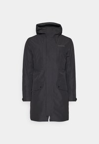Sort parka lavet af vandafvisende materiale, med hætte, lodrette sømme, to forlommer og snoretræk.