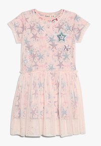 Kurzärmliges Kleid aus weichem, rosa Tüll mit Sternmustern in Blau, Silber und Pink. Beinhaltet Paillettensterne als Applikationen und einen gerafften Bund.