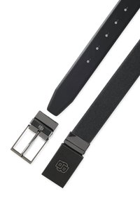 Cintura nera con una sezione in pelle liscia e una parte in tessuto strutturato. Presenta una fibbia metallica lucida con logo e cinque fori di regolazione.