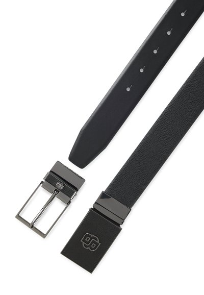 Ceinture noire avec une section en cuir lisse et une partie en tissu texturé. Dotée d'une boucle métallique brillante avec logo et cinq trous de réglage.