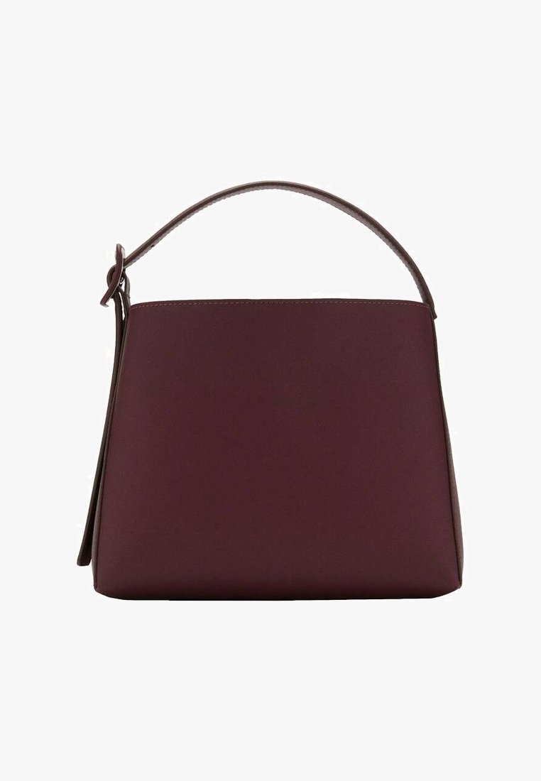 Sac à main en cuir marron foncé avec une seule poignée courte et un corps rectangulaire lisse et structuré sur fond blanc.