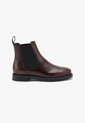 Bottines Chelsea en cuir marron avec des panneaux élastiques sur les côtés, finition lisse, bout rond et semelle en caoutchouc noir durable. Comprend une languette à l'arrière.
