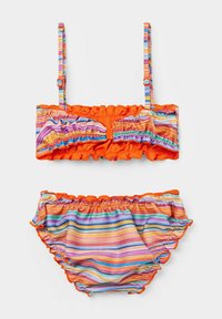 Tvådelad bikinituppsättning med en orange bandeau-top med flerfärgade ränder och volangkanter, tillsammans med matchande volang-bikinitrosor.