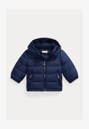 Marineblaue wattierte Kinderjacke mit Kapuze, Frontreißverschluss, zwei Reißverschlusstaschen und rotem besticktem Logo auf der Brust.