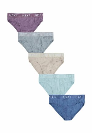 Vijf herenslips in een verticale rij, kleuren van boven naar beneden: mauve, grijs, beige, lichtblauw en marineblauw, elk met "NEXT" op de tailleband.