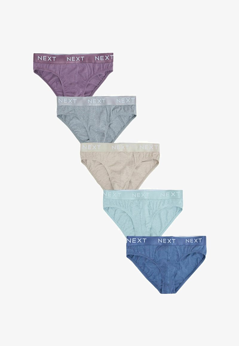 Cinq slips pour hommes en ligne verticale, couleurs de haut en bas : mauve, gris, beige, bleu clair et marine, chacun avec "NEXT" sur la ceinture.