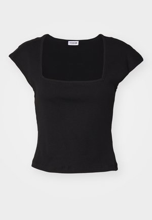 Fekete, rövid ujjú felső, szögletes nyakkivágással, puha anyagból. Fitt fazonú és sima textúrájú. Nincsenek látható minták vagy díszítések.