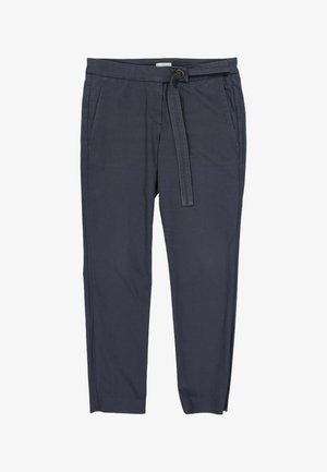 Pantalon bleu foncé fuselé avec ceinture en tissu, poches avant et taille avec passants de ceinture.