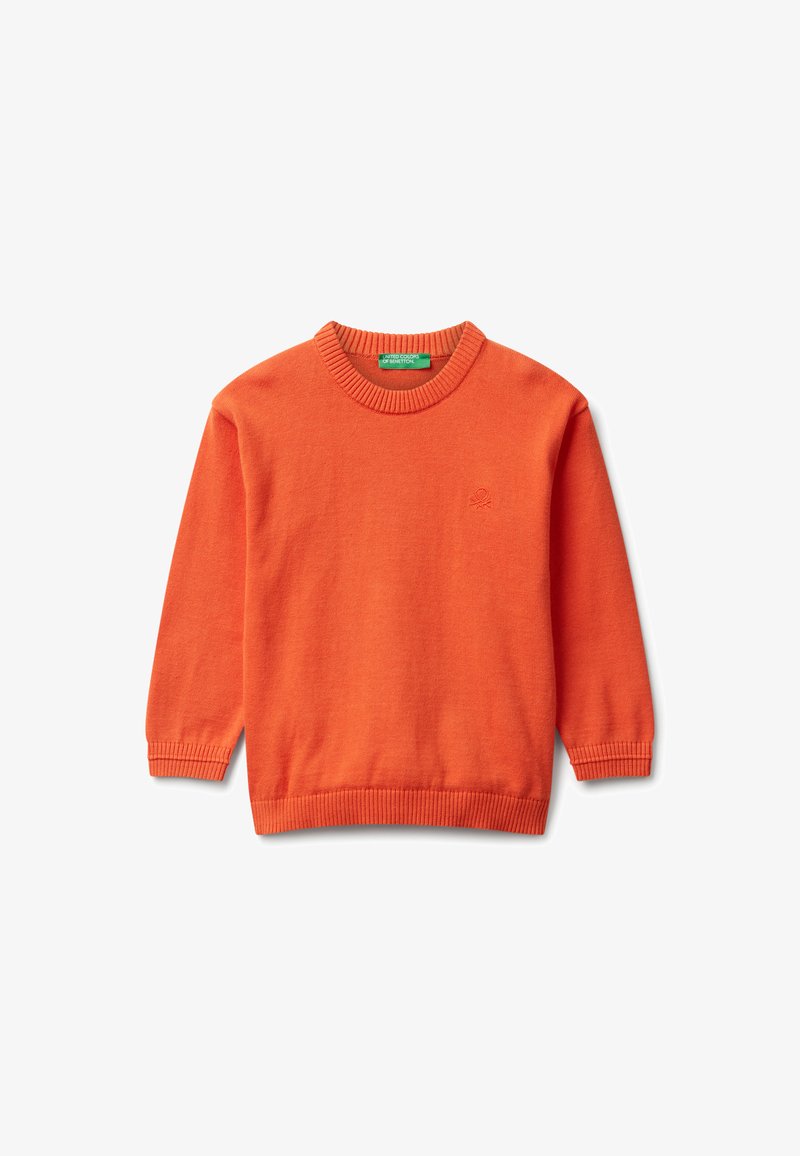 Maglione arancione a girocollo realizzato in tessuto morbido, con polsini e fondo a costine, caratterizzato da un piccolo logo in rilievo sul petto.