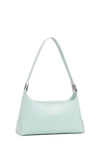 Sac à main en cuir bleu clair avec un design structuré, présentant un dessus plat et arrondi, une large bandoulière et des accents de quincaillerie argentée.