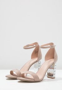 Madden Girl Sandály na vysokém podpatku - nude