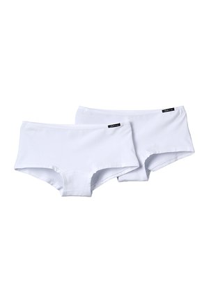 Zwei Paare von weißen Baumwoll-Boyshorts mit glatter Textur und elastischem Bund. Jede Shorts hat ein kleines Logoetikett.