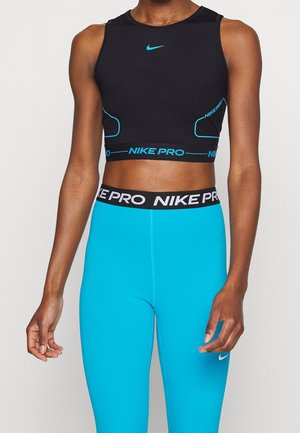Soutien-gorge de sport Nike Pro noir avec des accents turquoise, associé à un legging turquoise taille haute avec une ceinture noire Nike Pro.