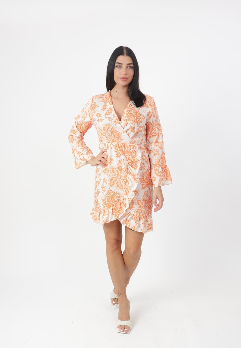 Blumen-Wickelkleid in Weiß und Orange, mit langen Glockenärmeln, rüschengesäumtem Saum und V-Ausschnitt. Hergestellt aus leichtem Stoff.