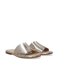 Guldmetallic slidesandaler med en tekstureret overdel, åben tå-design og udskæringsdetaljer. Flad sål med en neutral indvendig foring.