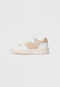 Zapatilla blanca con un panel beige con patrón de cordones, acentos de cuero texturizado y una gruesa suela de goma. Logo negro de "Valentino" en el lateral.