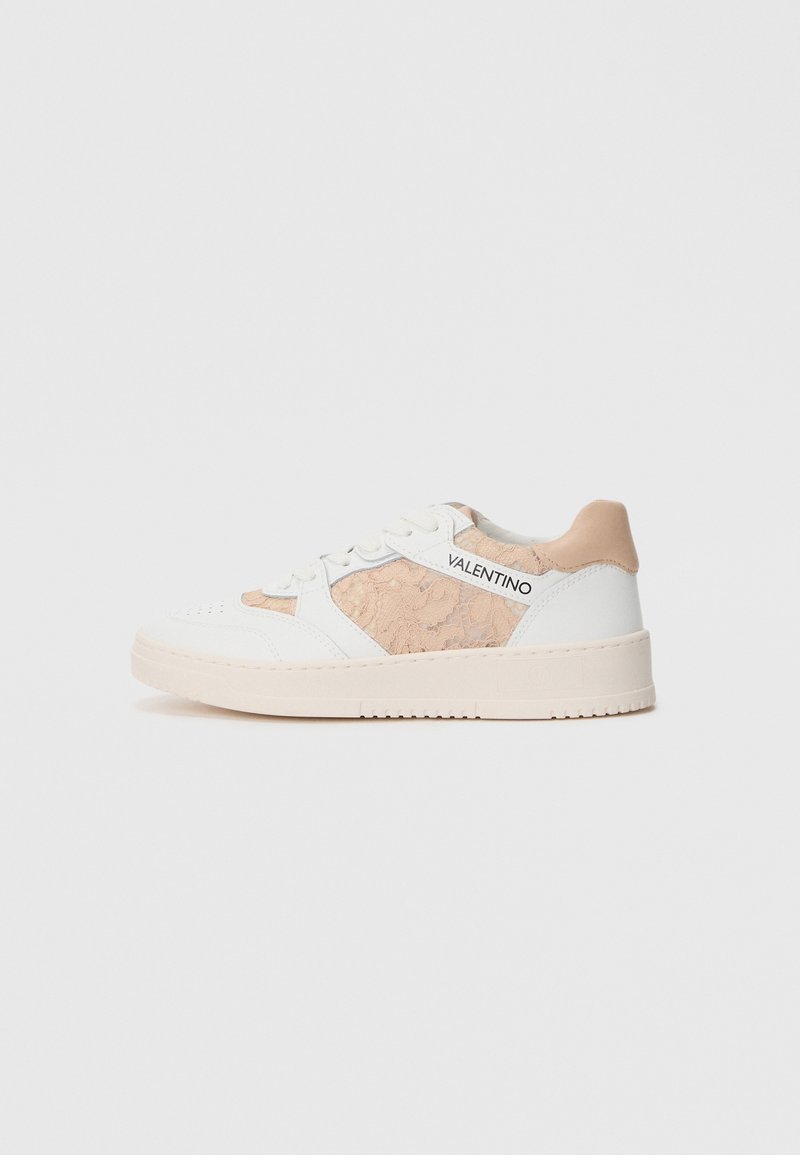 Zapatilla blanca con un panel beige con patrón de cordones, acentos de cuero texturizado y una gruesa suela de goma. Logo negro de "Valentino" en el lateral.