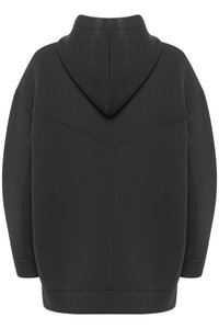 Zwarte hoodie met een ontspannen pasvorm. Beschikt over een gladde textuur en opvallende stiksels op de rug en mouwen.