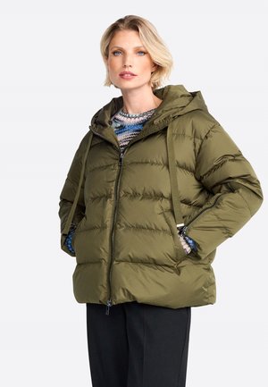 Oliviinivihreä pehmeä untuvatakki hupulla, vetoketjulla ja kiristettävillä naruilla. Sisältää tilkkutäkkimäisen muotoilun ja sivutaskut.