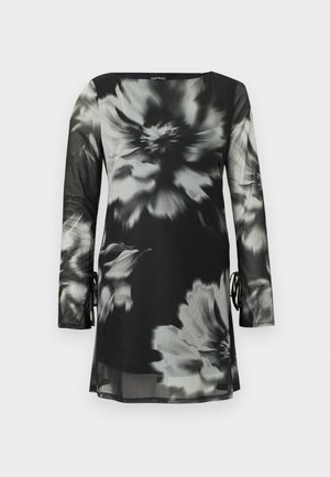 Długa sukienka z długim rękawem w czarno-biały kwiatowy wzór, o pudełkowej sylwetce, z detalami w postaci wiązań po bokach i prostym dołem. Wykonana z lekkiego materiału.