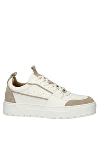 Witte leren sneaker met beige suède accenten, gestructureerde zool en geperforeerd ontwerp. Voorzien van platte veters en een lus bij de hak.