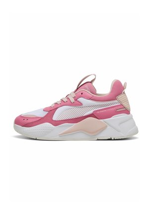 Chaussure de course basse rose, blanche et beige avec fermeture à lacets, panneaux en mesh et en suède, et semelle épaisse et rembourrée.