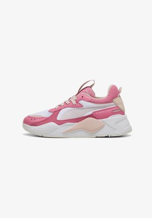 Chaussure de course basse rose, blanche et beige avec fermeture à lacets, panneaux en mesh et en suède, et semelle épaisse et rembourrée.