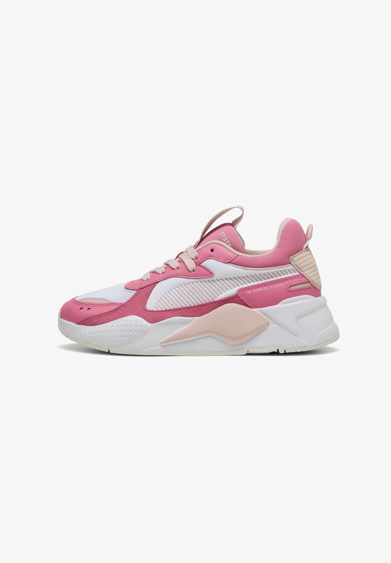 Chaussure de course basse rose, blanche et beige avec fermeture à lacets, panneaux en mesh et en suède, et semelle épaisse et rembourrée.