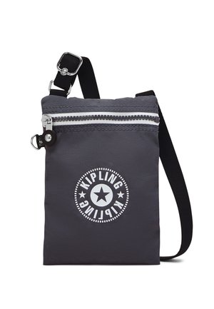 Piccola borsa a tracolla nera con tracolla regolabile, cerniera superiore e logo circolare con stella e testo "Kipling" sul davanti.