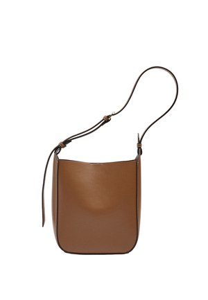 Brązowa skórzana torba typu bucket o gładkim wykończeniu, z regulowanym paskiem i minimalistycznym designem na białym tle.